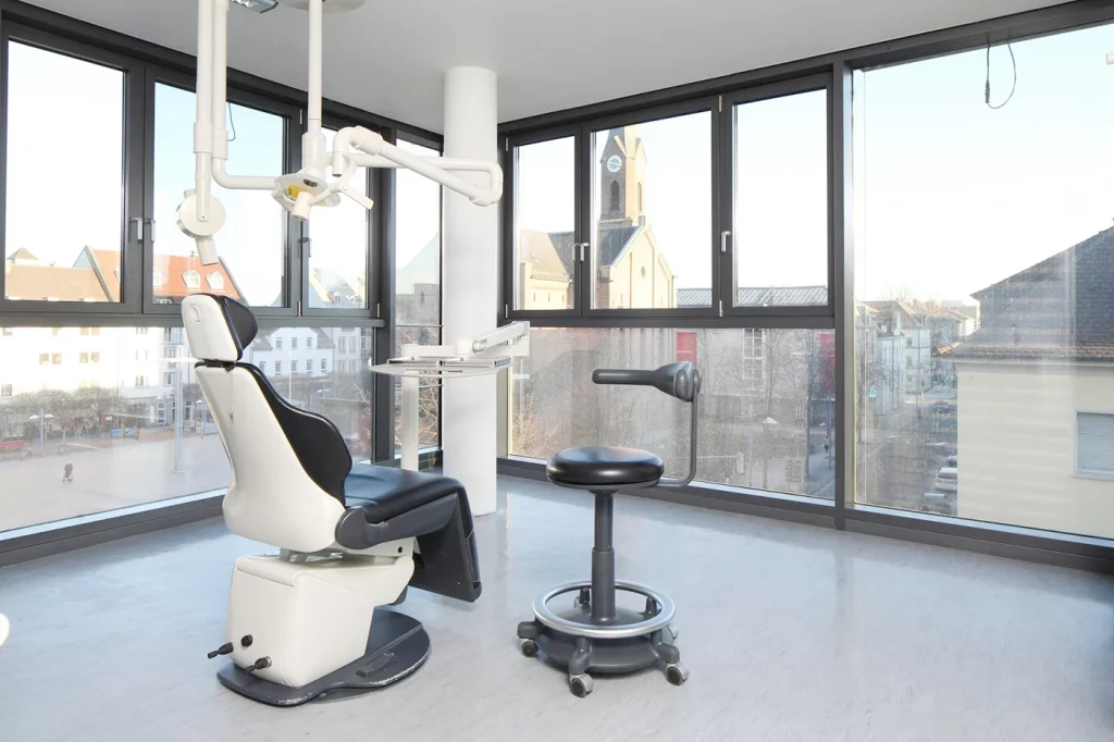 Aussicht im Behandlungszimmer in Zahnarztpraxis Neu-Ulm